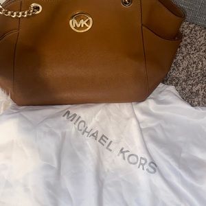 Michael kors handbag barely used!
